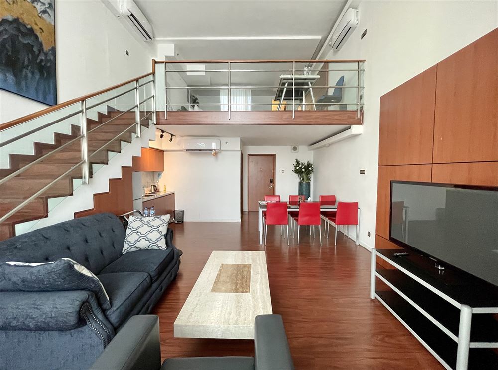 Airbnbで借りたCitylofts Apartment。1階から2階を眺めたところ