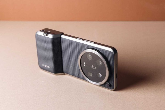 　カメラグリップを装着したXiaomi 14 Ultra。