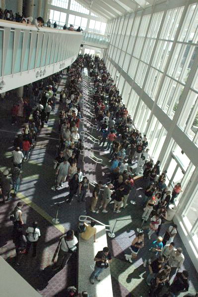 　MegaCon '08の入場券を購入する人々の行列。このイベントの盛り上がりが見て取れる。