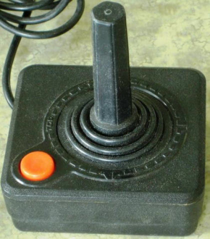　近年すっかり規模が大きくなったビデオゲーム産業。しかし、この成長著しい産業も、その成功については、1977年10月に発売された「Atari 2600 Video Computer System」という小型でシンプルなゲーム機の存在に負う部分が大きい。現在の基準から考えると見劣りのするAtariのゲームだが、そのシンプルなゲームプレーはくせになる。ここでは、Atari 2600を画像で紹介する。