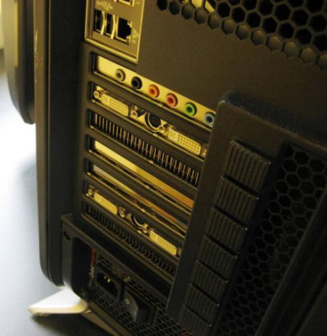 　デュアルATI Radeon X2900 XTのDVI出力しかない。どちらも512MバイトのGDDR4SDRAMを積んでいる。NVIDIA nForceマザーボードのオンボードサウンド出力は、7.1チャンネルスピーカーに対応している。