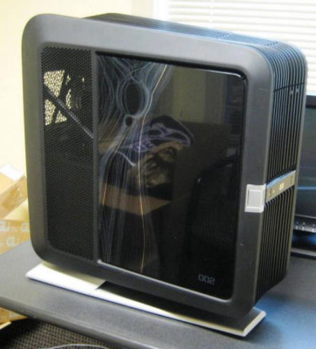 　HPのBlackbird 002は、確かに目を引く。横側のプレートには、フラクタル的なイメージが描かれている。