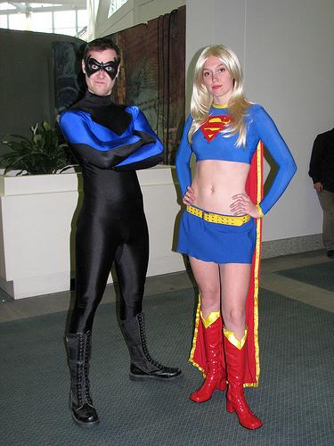 　バットマンのナイトウィング（左）とスーパーガール（右）。