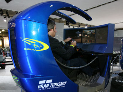 　スバルはGran Tourismo 5 Prologueのために専用のコントローラーを設置し、新しいSTIに乗ってレースを体験できるようにしていた。このポッドは動き回り、ゲーム内のコースで車が跳ねる様をシミュレートする。