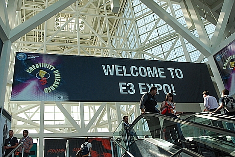 　ゲーム関連トレードショーElectronic Entertainment Expo（E3） 2010が米国時間6月15日にロサンゼルスで開催された。ここでは会場内の様子を写真で紹介する。

　来場者を迎えるバナー。