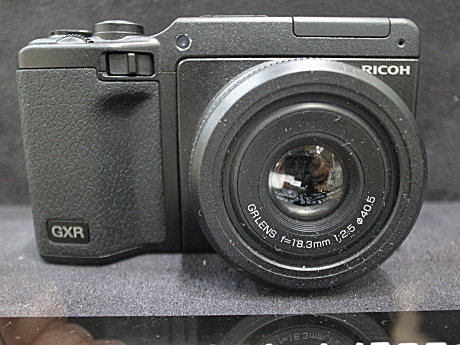 　リコーのブースで公開された、「GR LENS A12 28mm F2.5」（仮称）を装着したGXR。2010年冬に発売予定のカメラユニット。
