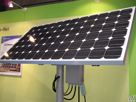 　大韓テクレンでは、太陽追尾システムを導入した太陽光発電システムを展示。追尾方法はフリートラッキングとマニュアルトラッキングの2つを用意していた。