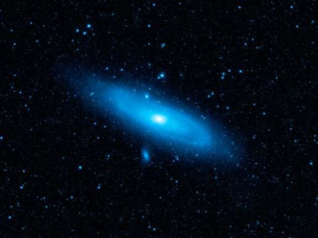 　このWISEによる画像には、アンドロメダの古い星が青く写っている。NASAは、「この銀河の左上の渦状腕に、銀河の円盤の顕著なひずみがはっきりと見える。これはほかの銀河との衝突によってできたものだ」としている。