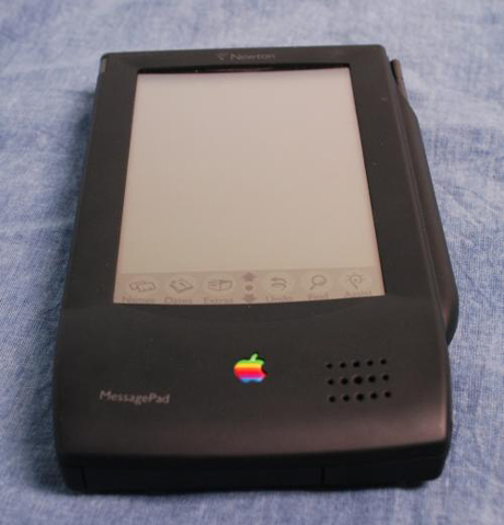　Appleが1993年8月に米国で発売した「Newton MessagePad」。当時、基本価格は669ドルで販売されていた。電子メールやデータベースといったサービスを利用でき、これらを付加すると価格は1200〜1500ドルになったという。