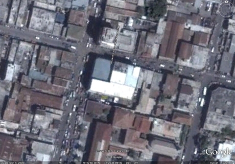 　Jean-Jacques Dessalines大通りに沿う角地にある建物。地震前の様子。