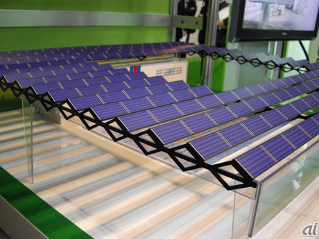 　グリーンテックでは、屋根に効率良く太陽電池パネルを装着するため、パネルを立体的に設置する「ソーラーウェーブ」システムの模型を展示。既存構造物への負担が少なく、隙間から風が抜けるなどのメリットがあるという。