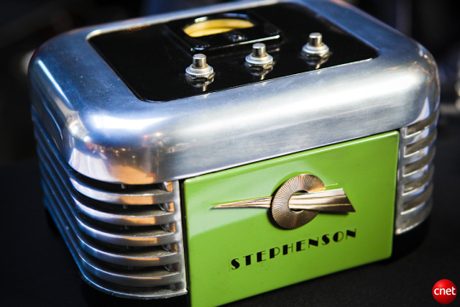 　Jeffery Stephenson氏の「DECOmputer」は、「ファウンドオブジェクト」を使った筐体改造の一例だ。1938年のCalkins Appliance Co.製トースター兼ホットプレート「Breakfaster」の中身を取り除き、Weston製のベークライト素材のメーターを取り付けてハードドライブの稼働状況を表示させている。また、スターリングシルバー素材に金メッキが施されたNapier Jewelry Company製のアンティークブローチをエンブレムとして取り付けた。