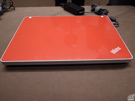 　レノボ・ジャパンは1月5日、ThinkPadブランドの2新製品を発表した。ビジネスユーザーを対象とした11.6型のウルトラポータブル・ノートブックPC「ThinkPad X100e」と、中・小規模企業向けに開発された13.3型ノートブックPC「ThinkPad Edge 13”」だ。

　ThinkPadの名を冠しながら、価格はThinkPad X100eなら6万9800円から、ThinkPad Edge 13”は7万9800円から購入できるほか、カラーはブラックに加え、レッドなどのカラーバリエーションをラインアップしている。

　写真は、ThinkPad Edge 13”のグロッシー・レッド。