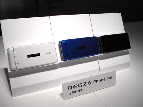 　「REGZA Phone T004」（東芝）。ボディカラーはルーチェホワイト、アズールブルー、ムーンブラックの3色。1219万画素のカメラを内蔵する。
