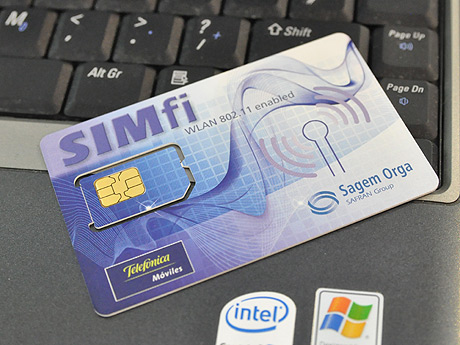 　ただのSIMカード？と思いきや、なんとWi-Fiモジュールを内蔵してあらゆるケータイをホットスポットにしてしまう「SIMfi」。スペインのTelstraから来年登場予定だ。