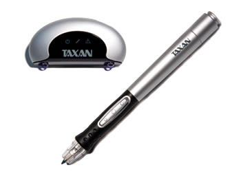 　デジタルペンとレシーバーから構成される「KG-DP1」は、マウスの機能も備えたデジタルペンだ。ペンの位置データをレシーバが検出し、USBでPCに転送することで、手書き文字や図形のデジタル化ができる。クリック＆ドラッグなどのマウスとしての操作も可能だ。

KG-DP1（TAXAN）
●本体サイズ：長さ144mm×直径13mm（デジタルペン）
　高さ26mm×幅78mm×奥行き38mm（レシーバ）
●重量：約16g（ペン）
　約25g（レシーバ）
●電源：ボタン電池2個（デジタルペン）
●価格：オープン