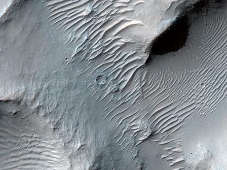 　HiRISEカメラで撮影されたこの写真には、サマラバレス（Samara Valles）と呼ばれる火星で最も長い峡谷の1つが写っている。この峡谷は火星表面の621マイル（約993.6km）以上を覆っている。

　HiRISEカメラで撮影されたこれらの偽色彩写真では、赤色、赤外線、青緑色の3種類のカラーフィルターを使用している。そのため、実際に人間の目に映る姿とは違うが、これらの写真の方が地表の様子を細かい部分まではっきりと表現することができる。