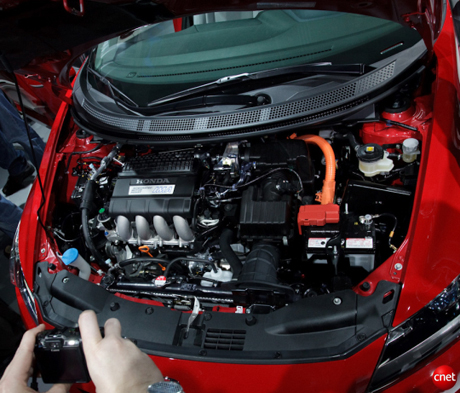 　CR-Zでは1.5リッター4気筒エンジンを、10キロワットの電気モーターが補完する。
