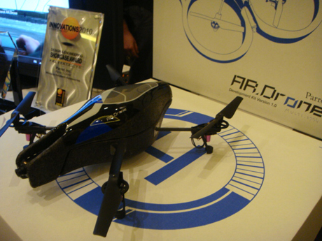 　こちらはAR技術とラジコンヘリを組み合わせたiPhoneゲーム「AR.Drone」。Parrotの製品だ。