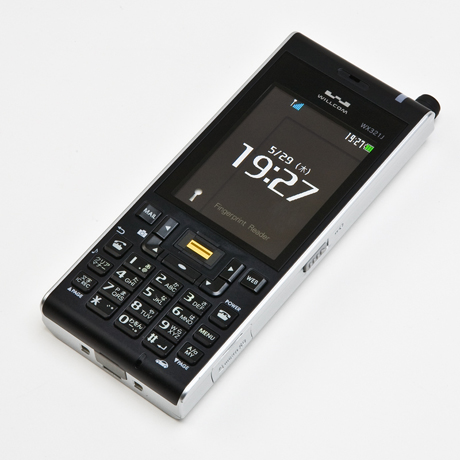 　WX321J
　2007年2月発売、日本無線製。指紋認証センサーや遠隔ロックなどのセキュリティ機能が充実したビジネスケータイだ。