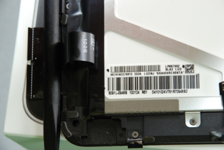 　iPadの（1024×768）LCDディスプレイに印字された型番を確認できる。