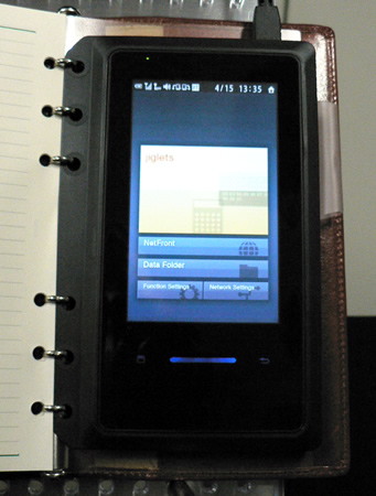 　WILLCOM NS（WS026T）
　2009年4月発売、東芝製。「システム手帳に収まるインターネットデバイス」という、新しいジャンルの端末だ。jigletsとNetFrontという2つのブラウザを搭載し、用途に応じて使い分けられるようにした。