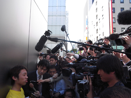 　大勢の報道陣に囲まれてiPad購入の喜びを語った。