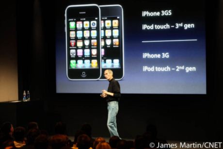 　Jobs氏は、iPhone 3Gと第2世代の「iPod touch」では、マルチタスクなどOS 4.0の全機能を利用できるわけではないと述べた。