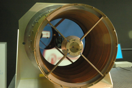 　鏡筒の最後端には主鏡がある。10月にこの写真が撮影された後、光学系は塗装のために分解され、その際、鏡には金が薄くコーティングされた。NASAによると、金は赤外線の反射体として適しているという。