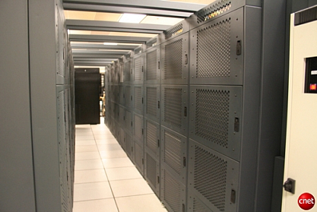 　512コアのAltix ICE 8200を収納したラックの裏側。これらのラックは、カリフォルニア州マウンテンビューにあるエイムズ研究センター内の、NASA高度スーパーコンピューティング施設の入出力ルームに並んでいる。