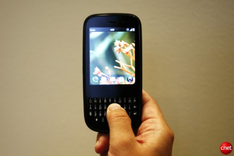 　「Palm Pixi」は、webOSを搭載したストレートタイプの携帯電話。2009年11月に発表された。