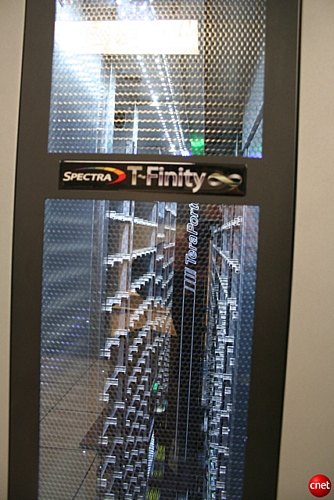 　この機械は、高度スーパーコンピューティング部門が所蔵する、合計で20ペタバイトのデータをアーカイブしているテープドライブの一部だ。機械の内部では、ロボットアームが伸びて要求されたテープをつかみ、それを取り出して適切な担当者に渡す。