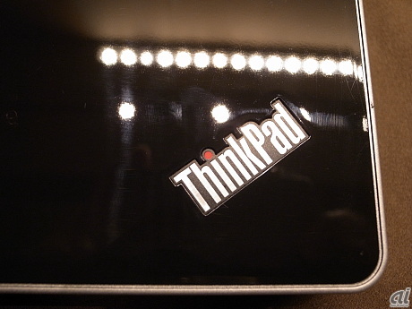 　ThinkPad Edge 13”のグロッシー・ブラック。