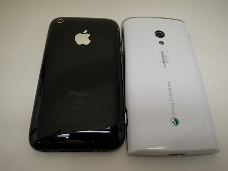 　iPhoneとXperiaの背面。