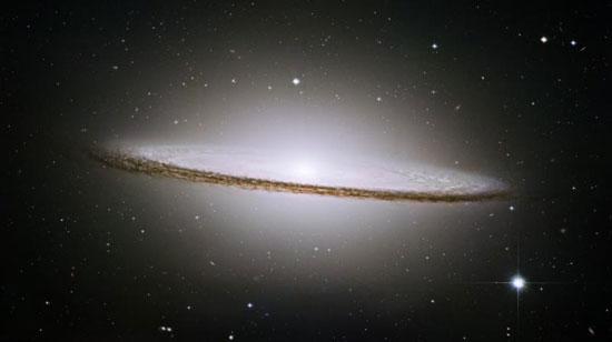 　Hubble望遠鏡は2003年、約1カ月間をかけてソンブレロ銀河（別名M104）の一連の観測結果を記録した。この銀河の幅は5万光年だ。おとめ座銀河団の端に位置し、地球からの距離は2800万光年。ソンブレロ銀河は、太陽の8000億倍に相当する質量を持つ。