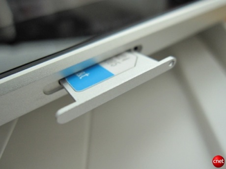 　iPad 3Gの側面には、非常に小さなmicro-SIMトレイがある。同梱されるツールを使ってトレイを引き出すことができる。