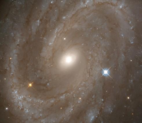 　Hubble望遠鏡による最大の発見の1つは、宇宙が生まれた時期だ。1996年と1997年の画像から、地球とNGC 4603銀河の距離は1億800万光年と判定された。遡って推定すると、理論上ビッグバンは90億年前から140億年前に起こったということになる。近年になって、Hubble望遠鏡はさらに正確な測定の実現に寄与した。