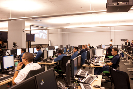 　メインとなる、バンクーバーのTechnology Operations Centerの内部。ここでは、Atos Origin、Avaya、Bell Canadaといったベンダーが、ビデオ、データ、音声のすべてが適切に流れるように注意している。