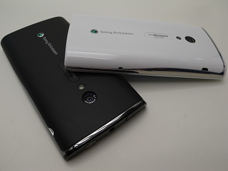 　NTTドコモとソニー・エリクソンは1月21日、Googleの「Android」OS搭載のスマートフォン「Xperia（SO-01B）」を発表した。2009年11月にSony Ericsson Mobille Communicationsが英国で発表した「Xperia X10」は、日本ではXperiaという名称で販売される。発売に先駆け、試作機でのフォトレポートをお伝えする。製品ファーストインプレッション記事はこちらから。

　写真は、4月に発売予定のXperia。Sensuous Black（左）とLuster White（右）。背面には、ソニー・エリクソンのロゴとNTTドコモのロゴが入る。