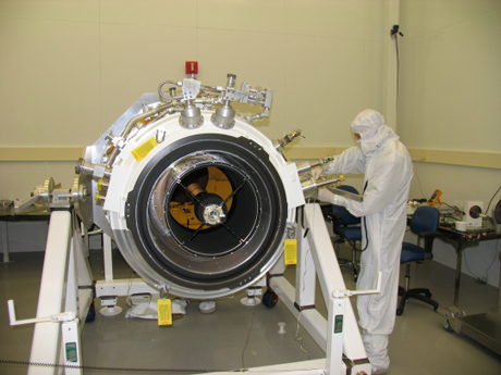 　ユタ州ローガンにある米航空宇宙工学研究所での組み立て工程中に、開口部カバーを外したWISE望遠鏡で作業する技術者。この望遠鏡の口径は40cmだ。