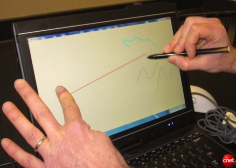 　別の研究では、ペンとタッチを組み合わせ、直線を描く位置を定める方法を示した。