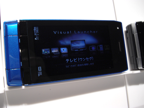 　REGZA Phone T004には、新開発の「モバイルレグザエンジン2.0」を搭載。周囲の明るさに応じて色表現を最適化する「オート画質調整」やノイズリダクションなどにより、高画質視聴を実現するとのことだ。
