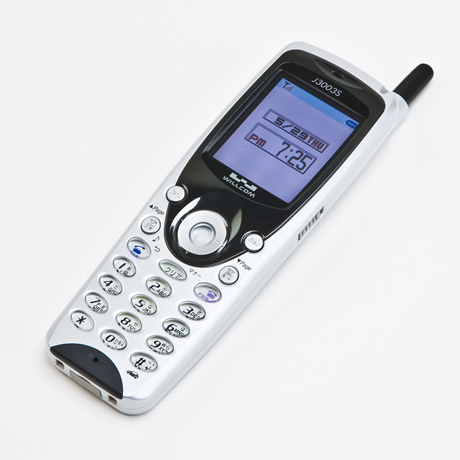 　AH-J3003S
　2004年7月発売、日本無線製。電話機を失くした際に、電話機内部のデータ流出や不正利用を防げるリモートロック機能を搭載。遠隔から操作ロックをかけたり、電話帳やメールなどのデータを一括消去できたりした。