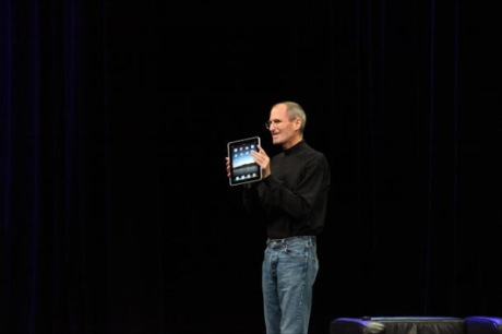 　Appleが開催のイベントで「iPad」を披露するSteve Jobs氏。まるで、強化されたiPhoneのように見える。