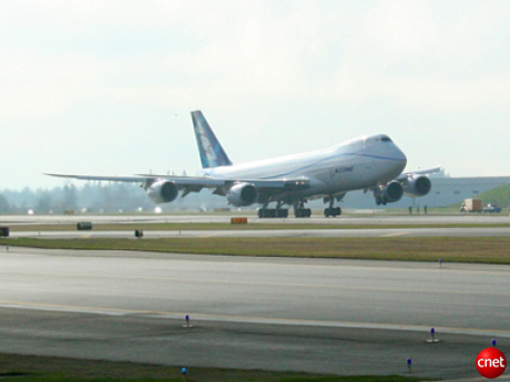 　747-8Fの前輪が離陸した瞬間。米国太平洋標準時間午後12時39分。