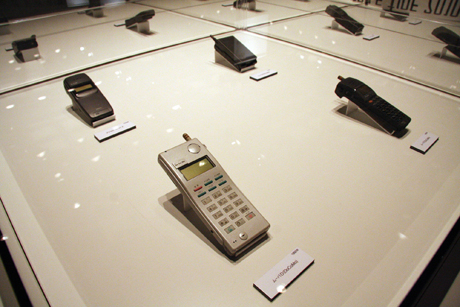 　1980年代後半から、1990年代前半。それまでのメーカーの携帯電話開発が急速に進んだ。これにより、折りたたみタイプや黒以外の端末など、個性的な携帯電話が生まれることとなった。