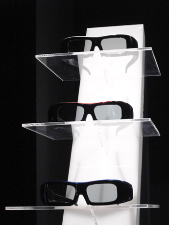 　専用メガネは別売の「AN-3DG10」（店頭想定価格：1万円前後）も用意される。シルバー、レッド、ブルーの3色展開。