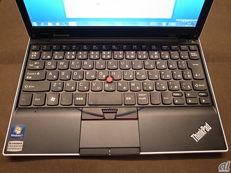 　アークティック・ホワイトのキーボード。ThinkPad X100eは、トラックボタンとパームレストの間にステップを設け、指の干渉を防止しているとのことだ。
