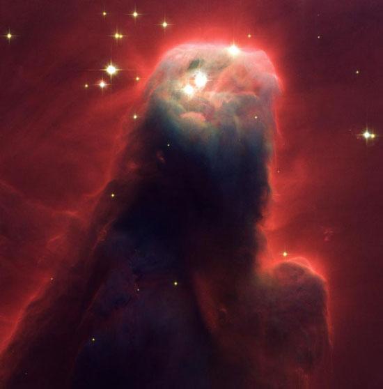　Hubble望遠鏡がこれまでにとらえた画像の中で、最も壮大なもののいくつかは、太陽系の外の神秘に関するものだ。NASAによると、コーン星雲は7光年の長さを持ち、地球から2500光年離れているという。
