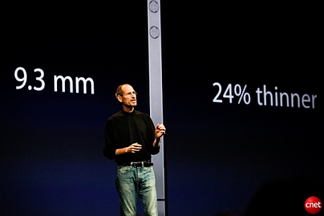 　iPhone 4の厚さはわずか9.3mm。従来より24％薄くなっているという。